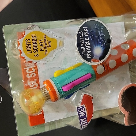 ADA Twist Scientist Light & Reveal Pen & Notebook - Picture 3 of 3